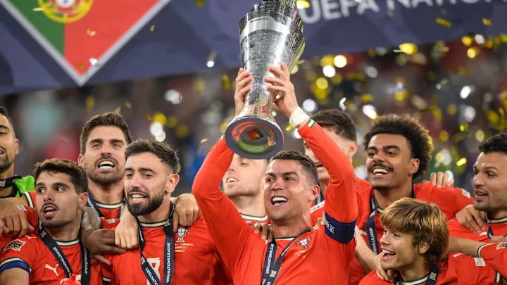 Cristiano Ronaldo Mengangkat Piala Portugal temp